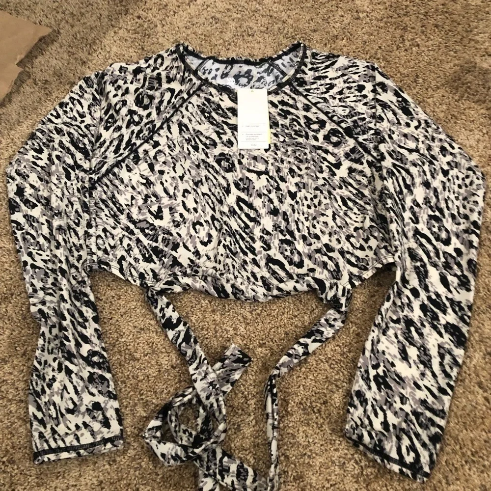 All in Motion /NWT/Long Sleeve Crewneck Tie Back Cropped Rash Guard Swim Top/ L